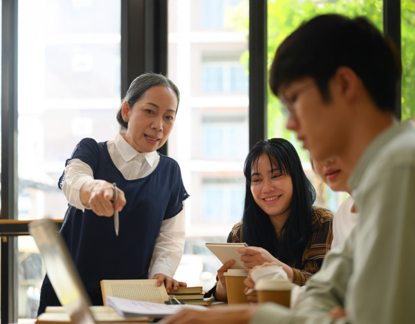 Senior Professor Explaining Something To Students 2024 11 27 11 22 30 Utc